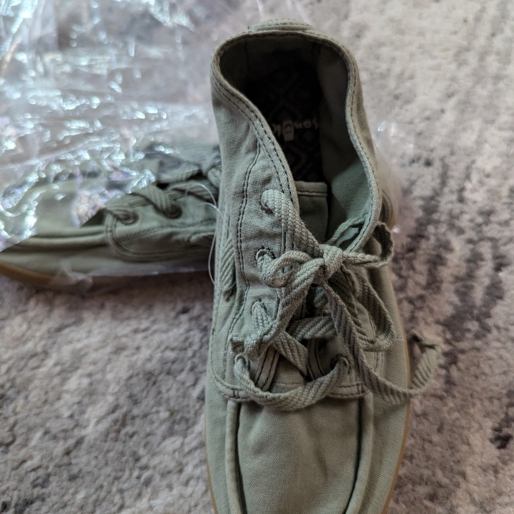 New Sanuk shoes for women, size 6.5, comfort elevated